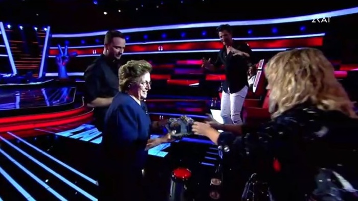 The Voice: Η γιαγιά της Κατερίνας Μπαταλογιάννη που εισέβαλε στο στούντιο για να κεράσει τους κριτές παραδοσιακό γλυκό