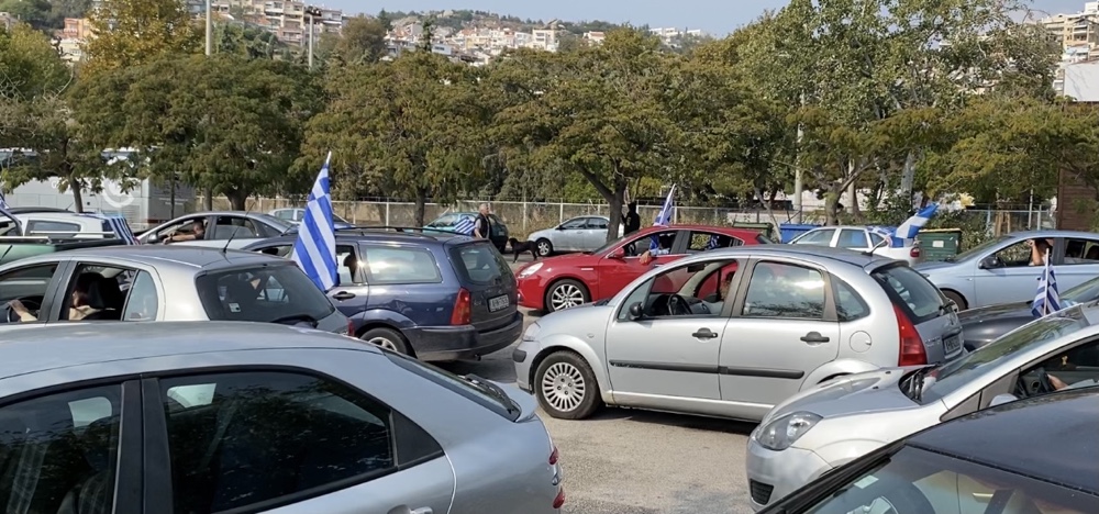 Πορεία αυτοκινήτων και μηχανών με Ελληνικές σημαίες στην Καβάλα λόγω της ματαίωσης της παρέλασης