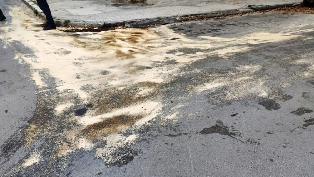 Κλειστή η οδός Σαππαίων λόγω διαρροής λαδιών απο λεωφορείο