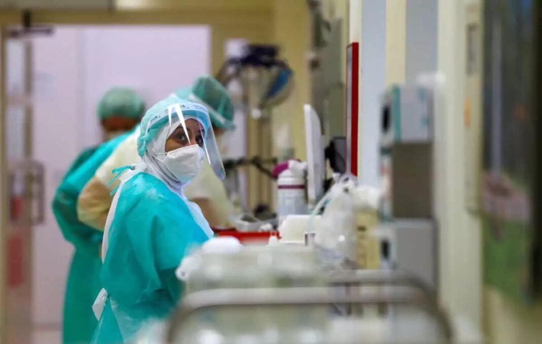 Κορονοϊός: 932 νέα κρούσματα – 50 νεκροί και 438 διασωληνωμένοι