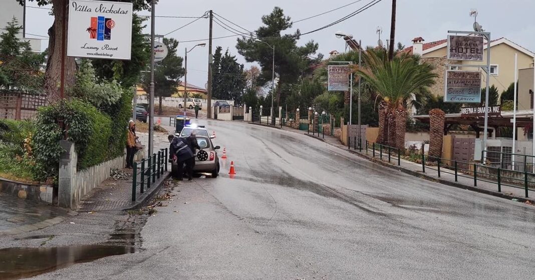 Αυτοκίνητο γλίστρισε και χτύπησε στα προστατευτικά κάγκελα στο Παληό Καβάλας