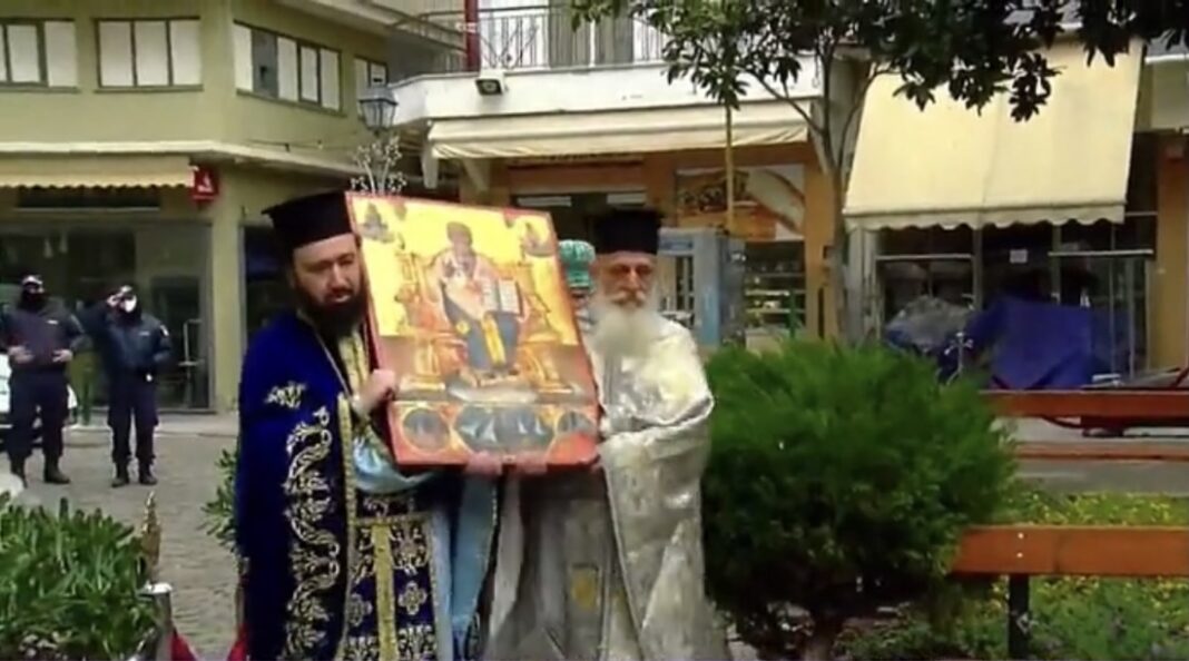 Περιφορά της εικόνας του Αγίου Νικολάου με την έντονη παρουσίας της Αστυνομίας και χωρίς κόσμο