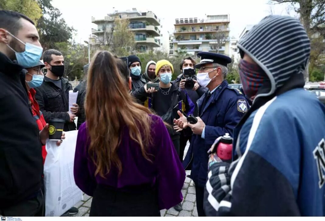 Απαγορεύονται οι δημόσιες συναθροίσεις άνω των 100 ατόμων έως την 1η Φεβρουαρίου – Τα πρόστιμα
