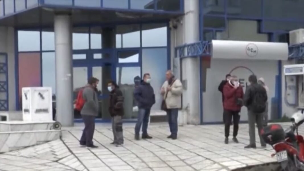 Η παράσταση διαμαρτυρίας έξω απο την ΔΕΗ έπιασε τόπο καθώς δεν θα γίνει διακοπή και ρυθμίστηκε η οφειλή του συμπολίτη μας