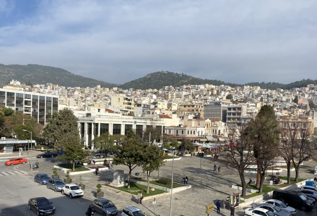 «Κληρώνει» σήμερα για νέα μέτρα: Τι εισηγούνται οι ειδικοί για σχολεία και λιανεμπόριο – Σκέψεις για ολικό lockdown σε Αχαΐα, Θεσσαλονίκη