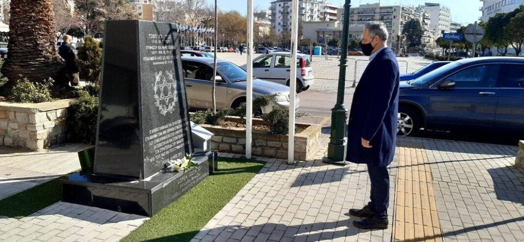 Κατάθεση λουλουδιών από τον Πρόεδρο του Δημοτικού Συμβουλίου Καβάλας, Κώστα Πεφάνη, στο Εβραϊκό Μνημείο της πόλης