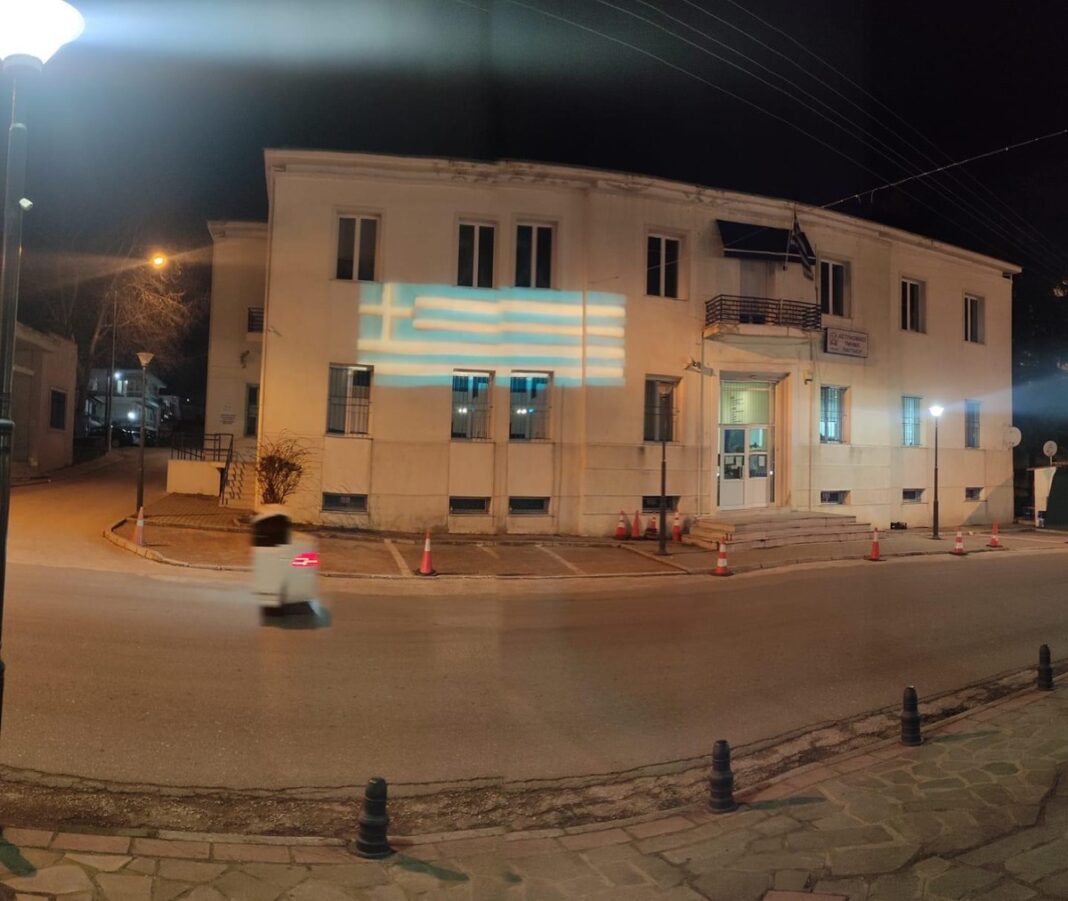 Φωτίστηκε απο τον Δήμο Παγγαίου το Αστυνομικό Τμήμα Ελευθερούπολης με την Ελληνική σημαία