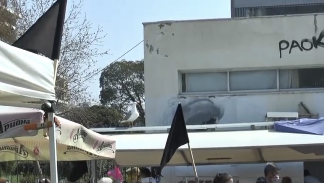 Με μαύρες σημαίες στους πάγκους ως ένδειξη διαμαρτυρίας, λειτούργησε σήμερα η λαική αγορά της Καβαλας