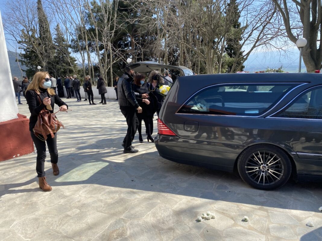 Σε κλίμα οδύνης η κηδεία του Γιώργου Καραϊβάζ στην Καλλίφυτο Δράμας