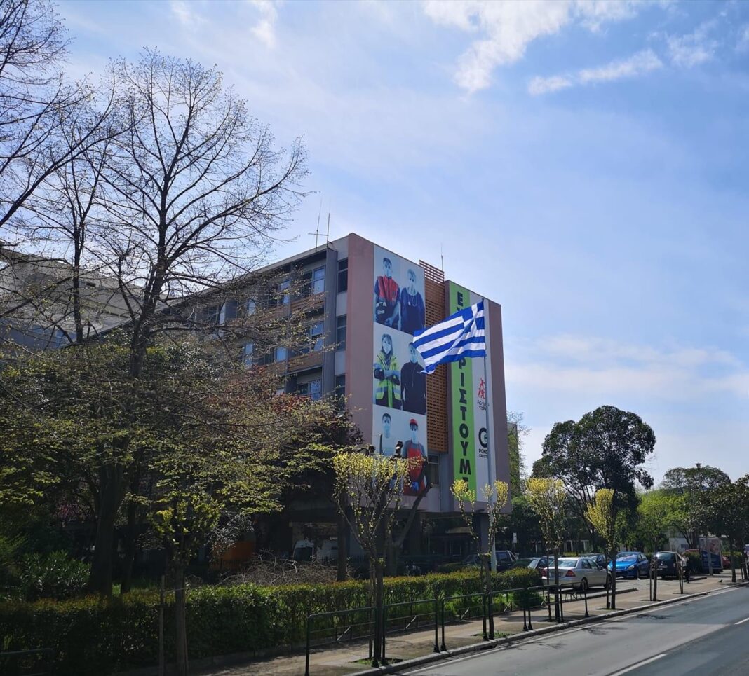 Ο Αντιπεριφερειάρχης Καβάλας τοποθέτησε ιστό σημαίας στο προαύλιο χώρο της Π.Ε Καβάλας