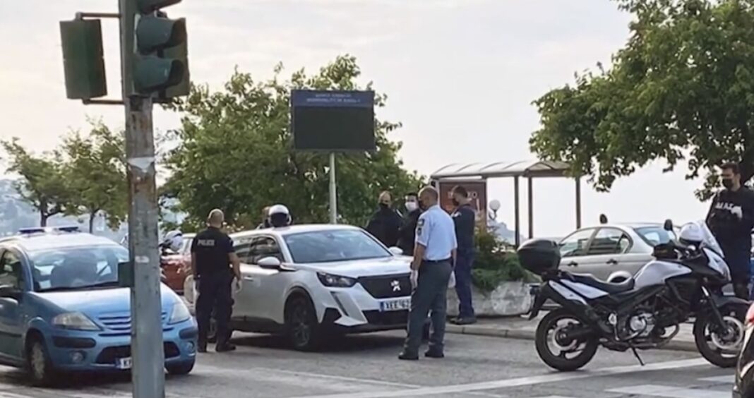 Αστυνομικοί ακινητοποίησαν όχημα με παράνομους μετανάστες στο κέντρο της Καβάλας
