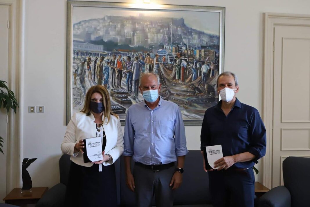 Συνάντηση του Δημάρχου Καβάλας, Θόδωρου Μουριάδη, με τους εκπαιδευτικούς των σχολείων που διακρίθηκαν στα φετινά Education Leaders Awards