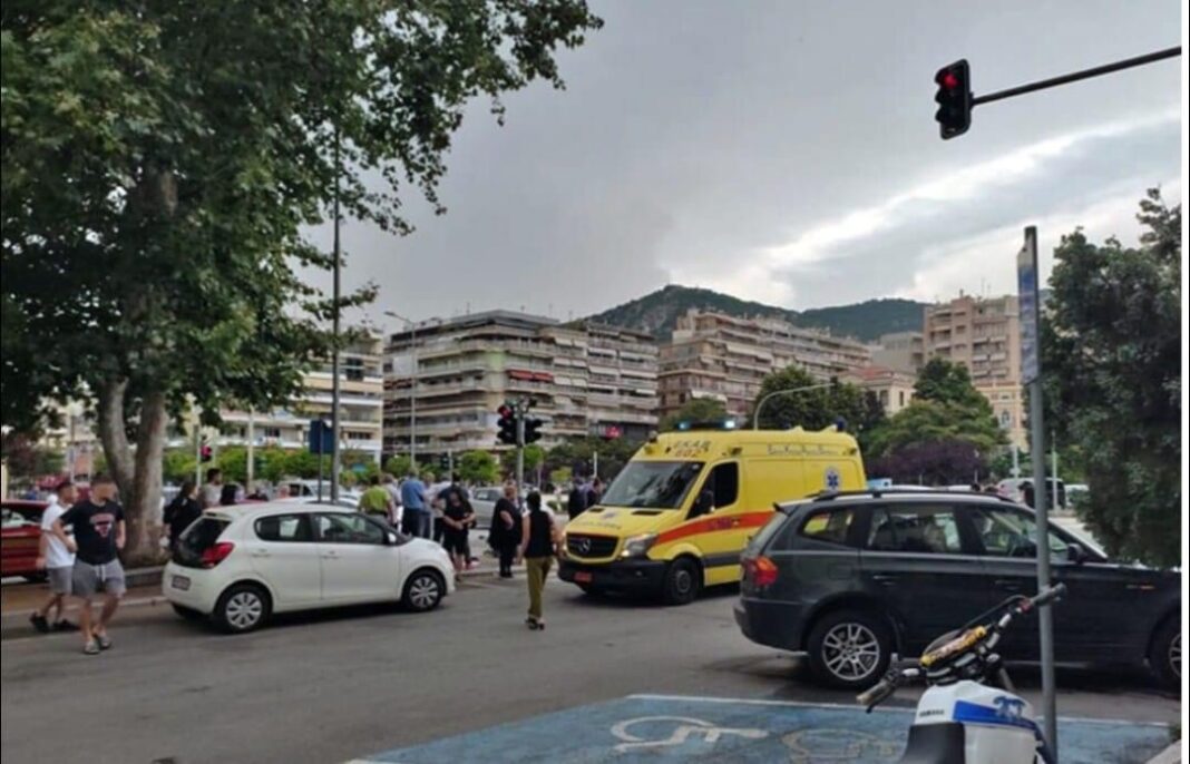Τροχαίο ατύχημα στο κέντρο της Καβάλας με δύο τραυματίες
