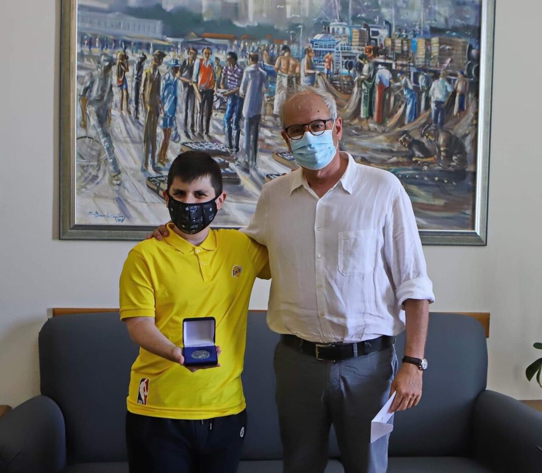 Συνάντηση του Δημάρχου Καβάλας, Θόδωρου Μουριάδη, με τον μαθητή του 5ου Γυμνασίου Καβάλας, Ιωάννη Ραφαήλ Κρυονερίτη