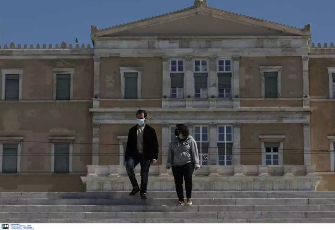 Χωρίς μάσκα από σήμερα σε εξωτερικούς χώρους – Πότε αίρεται ο περιορισμός της νυχτερινής κυκλοφορίας