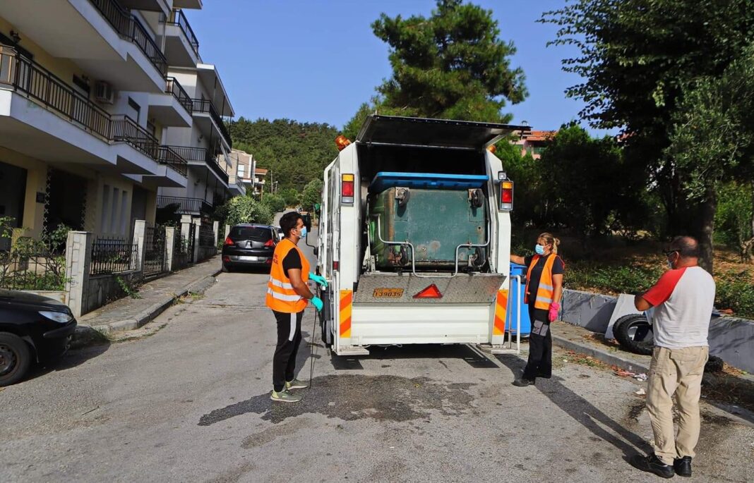 Καθαρισμός και απολύμανση κάδων στην περιοχή του Αγίου Λουκά