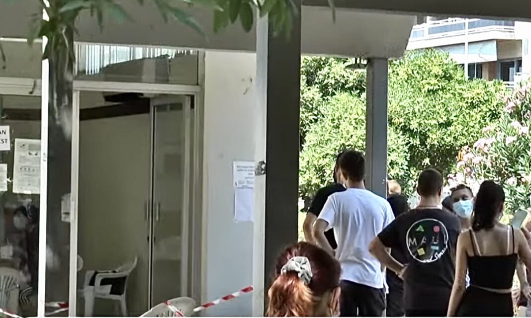 Διενέργεια δωρεάν rapid test στο φουαγιέ του αμφιθέατρου της ΠΕ Καβάλας