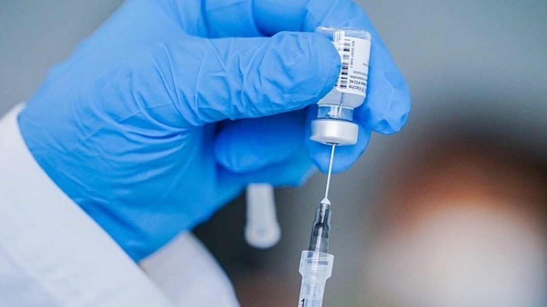 Tο σχέδιο για την τρίτη δόση του εμβολίου – Ποιες ηλικίες θα προηγηθούν