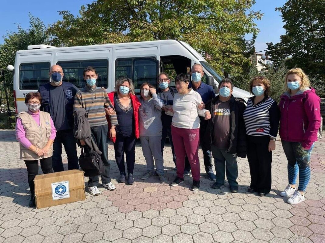 Οι Γιατροί του Κόσμου επισκέφθηκαν το ΚΔΑΠ ΑΜΕΑ και το Ίδρυμα Χρόνιων Παθήσεων στην Ελευθερούπολη προσφέροντας είδη ατομικής υγιεινής και προστασίας