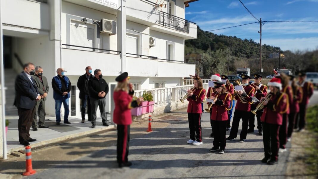 Πρωτοχρονιάτικα κάλαντα και ευχές στον Δήμαρχο Θάσου