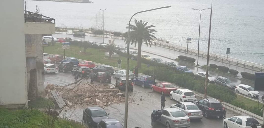 Κατέρρευσε τμήμα κτιρίου στη Καβάλα