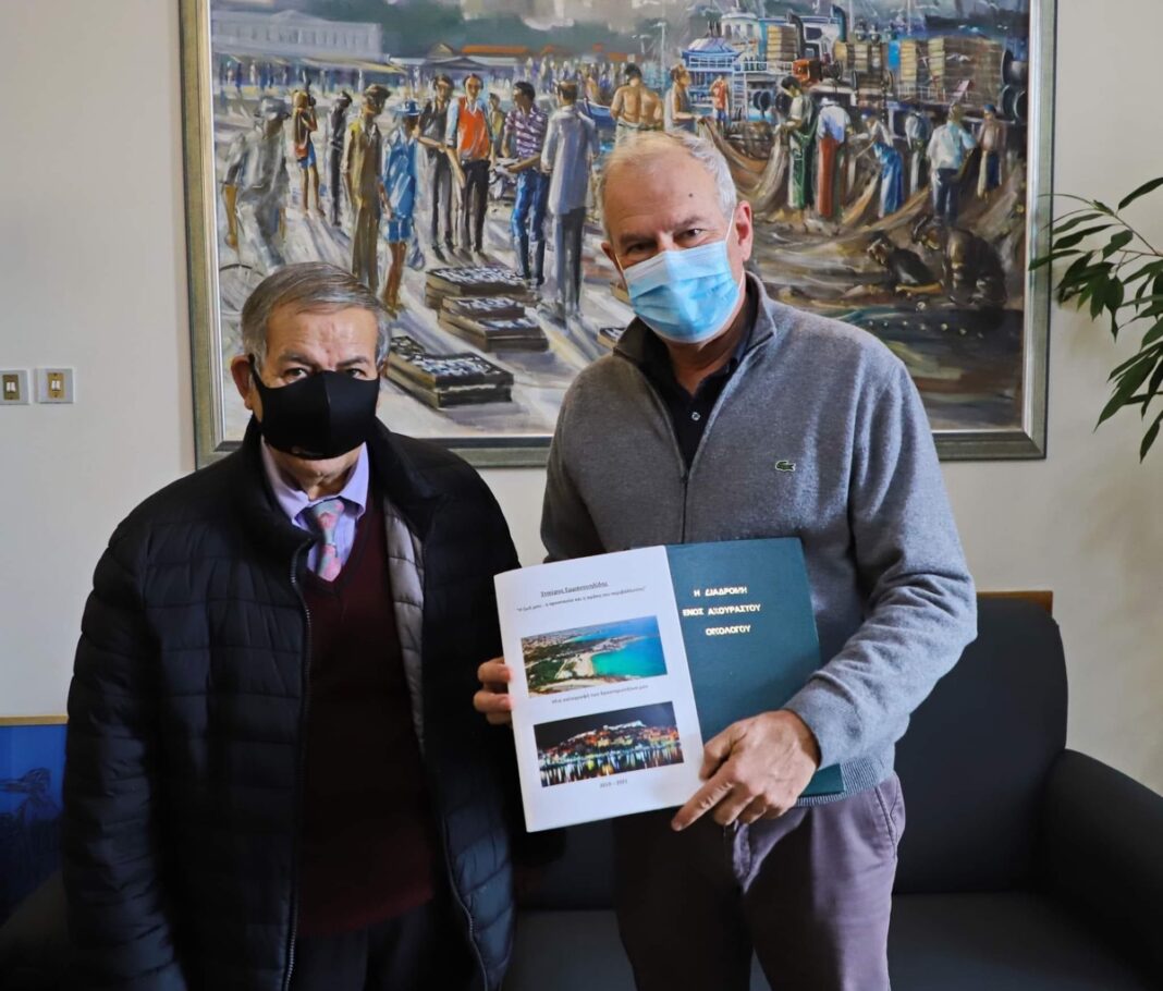 Παράδοση φωτογραφικών λευκωμάτων με την εθελοντική δράση του Σταύρου Εμμανουηλίδη