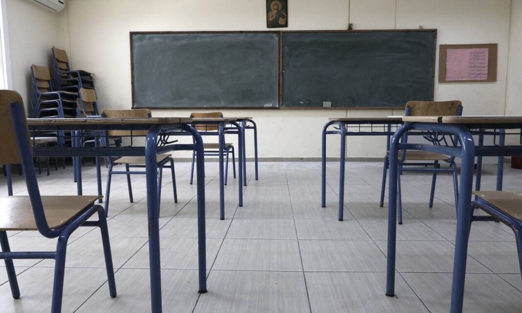 Βασιλακόπουλος: Αντί να κλείνει η χώρα να “κλείνονται” οι ανεμβολίαστοι – Να ανοίξουν κανονικά τα σχολεία