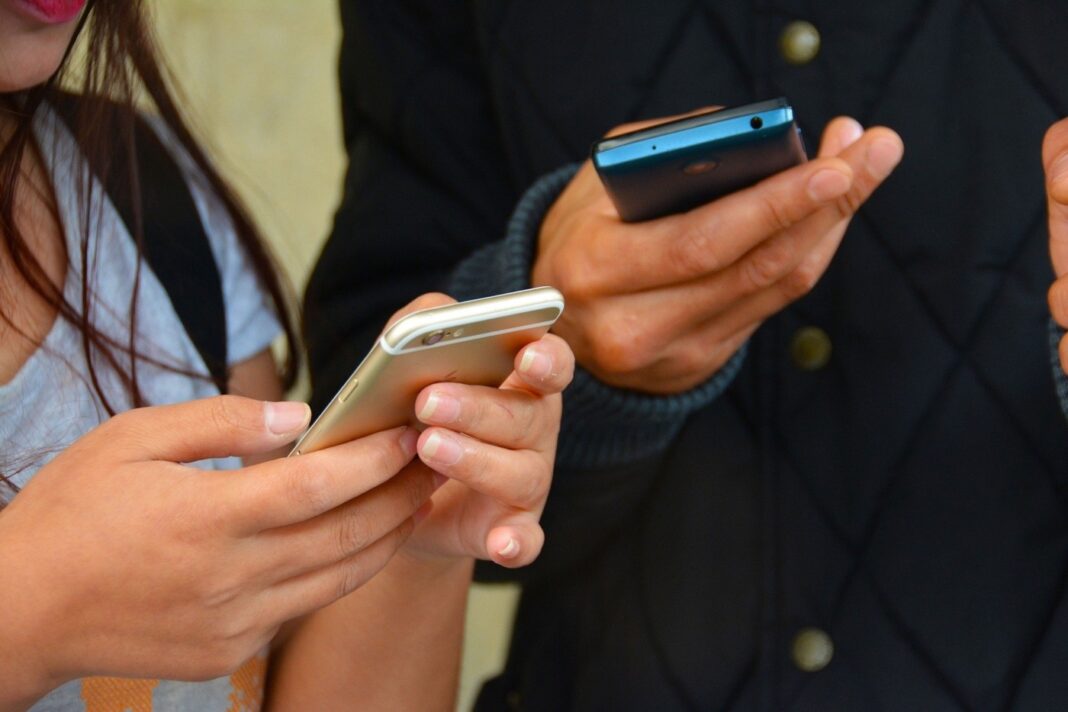 mobilefees.gov.gr: Άνοιξε η πλατφόρμα για την απαλλαγή από τέλη κινητής τηλεφωνίας – Η διαδικασία για την αίτηση
