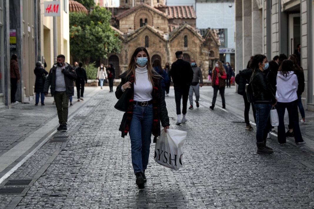 Η “Όμικρον” σαρώνει, αλλά ο κίνδυνος της “Δέλτα” παραμένει και πιέζει το ΕΣΥ