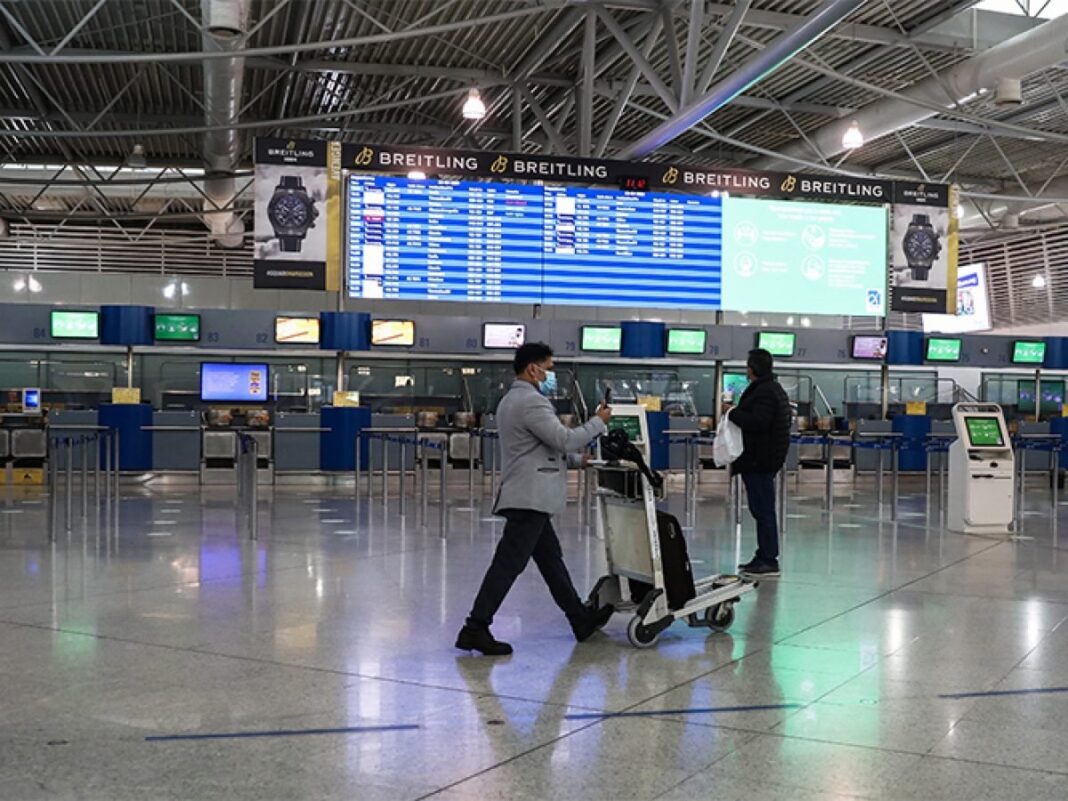 Κορονοϊός: Τι αλλάζει για τους ταξιδιώτες που φτάνουν στην Ελλάδα