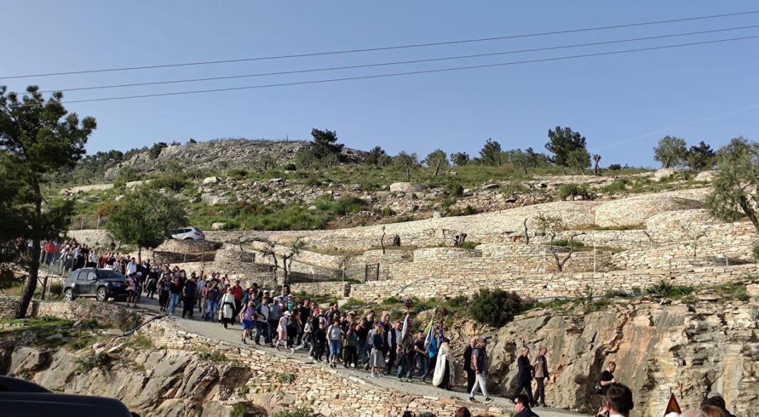 Πλήθος κόσμου και φέτος στο Θεολόγο Θάσου για να τιμήσουν με την παρουσία τους τον Αρχάγγελο Μιχάηλ