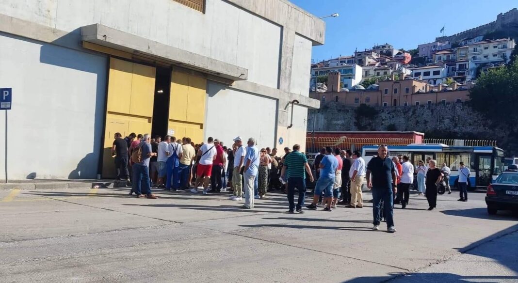 Πολύς κόσμος για εκποίηση αυτοκινήτων απο το Τελωνείο
