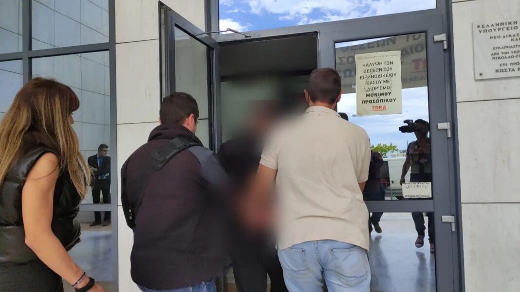 Στο δικαστικό Μέγαρο έφτασε ο καθ’ομολογίαν δράστης του εγκλήματος στην Χρυσούπολη