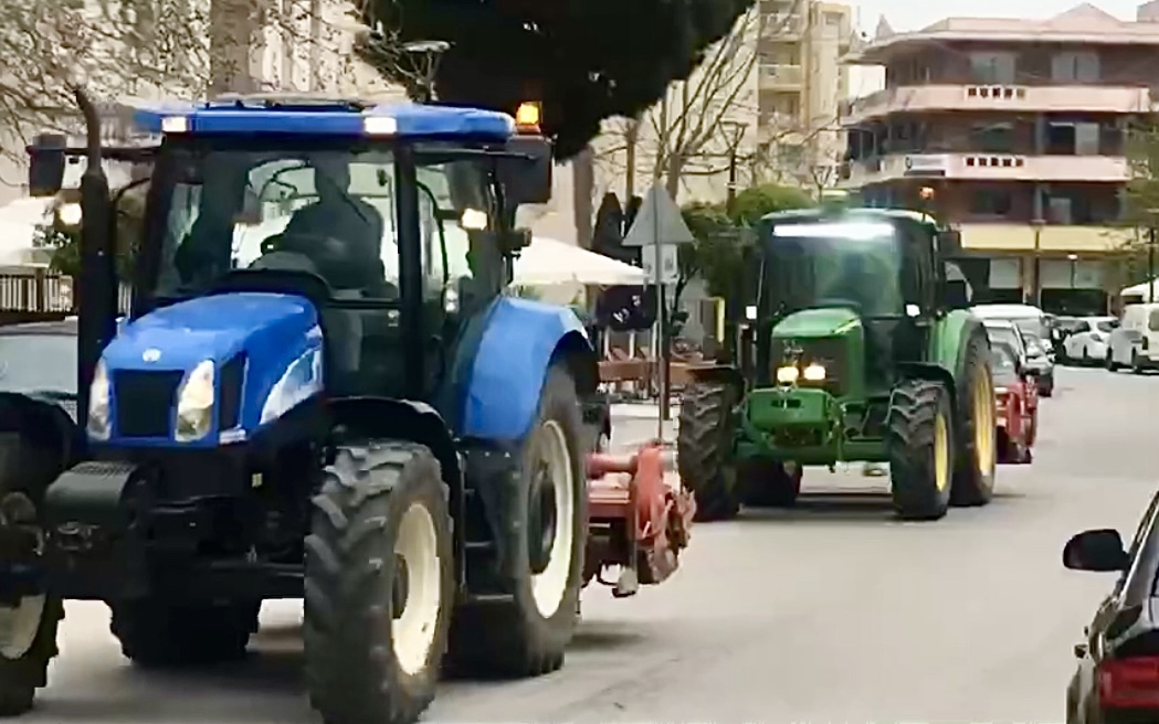 Με τα τρακτέρ στις πλατείες οι αγρότες του Νέστου – Ζητούν λύση στο πρόβλημα άρδευσης