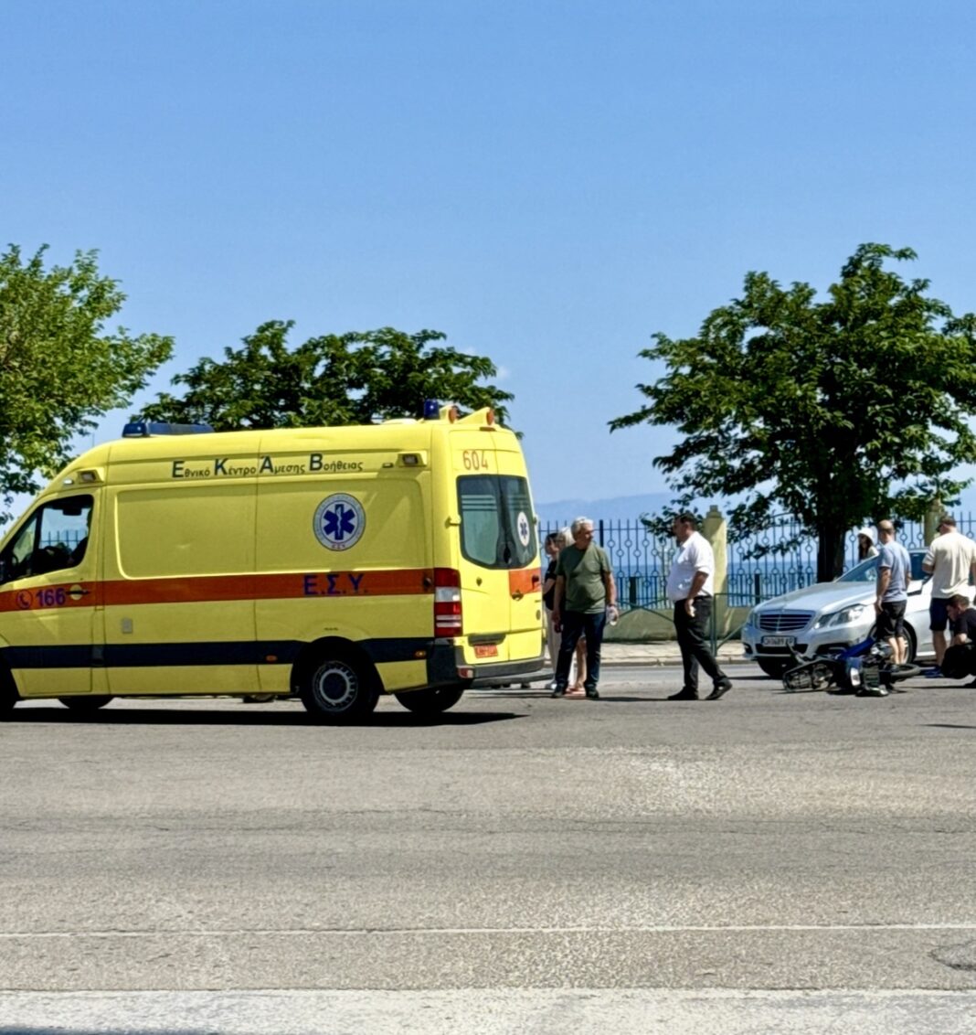 Τροχαίο στη Ραψάνη: Σύγκρουση μηχανής με αυτοκίνητο – Τραυματίστηκε ο οδηγός
