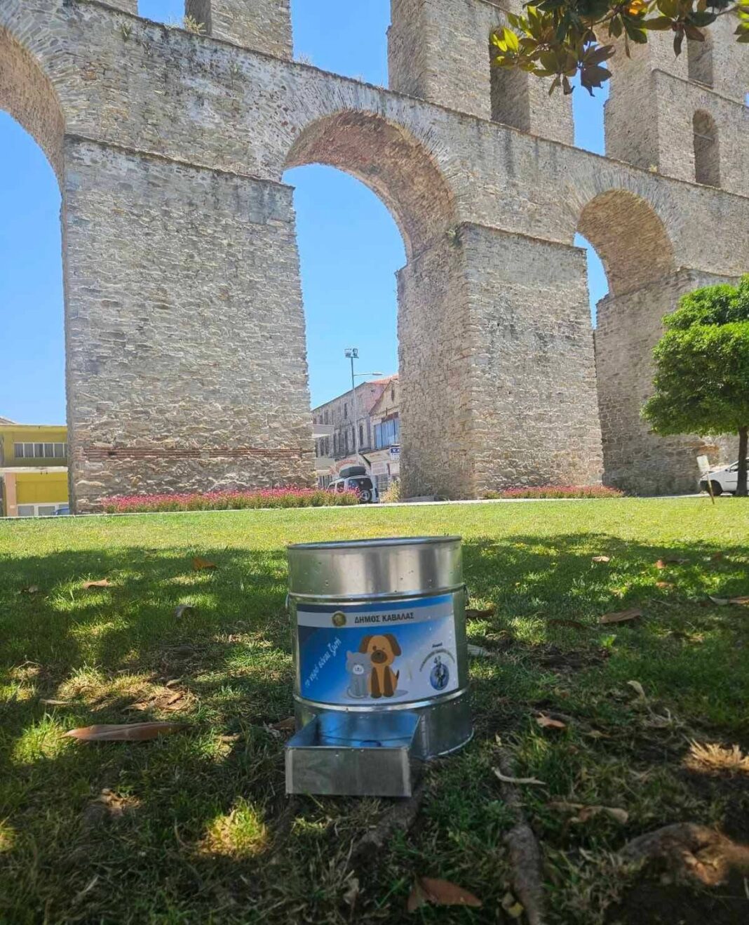 Δωρεά ταϊστρών και ποτιστρών για τα αδέσποτα ζώα του Δήμου Καβάλας