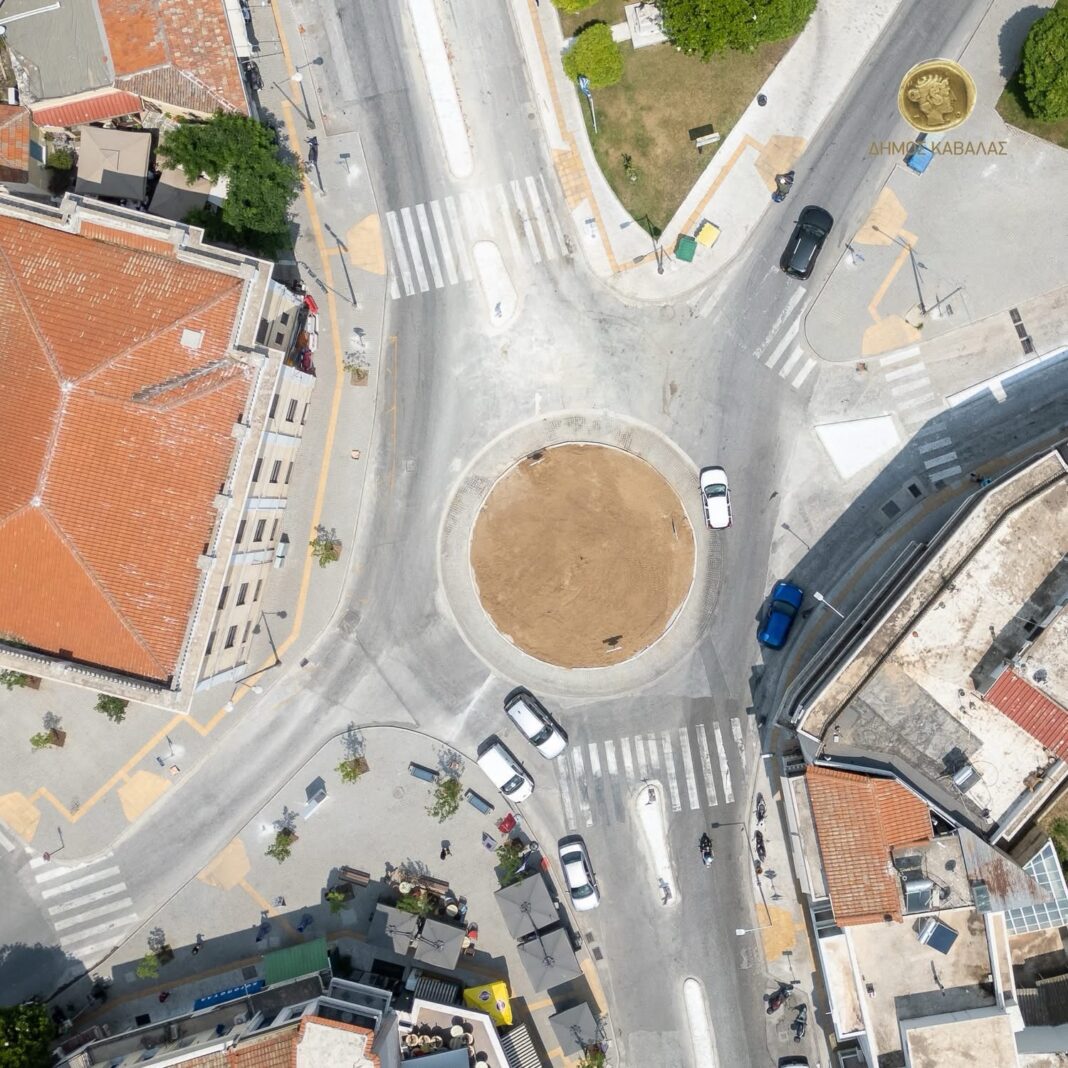 Παραδόθηκε στην κυκλοφορία ο κυκλικός κόμβος στην οδό Κουντουριώτου