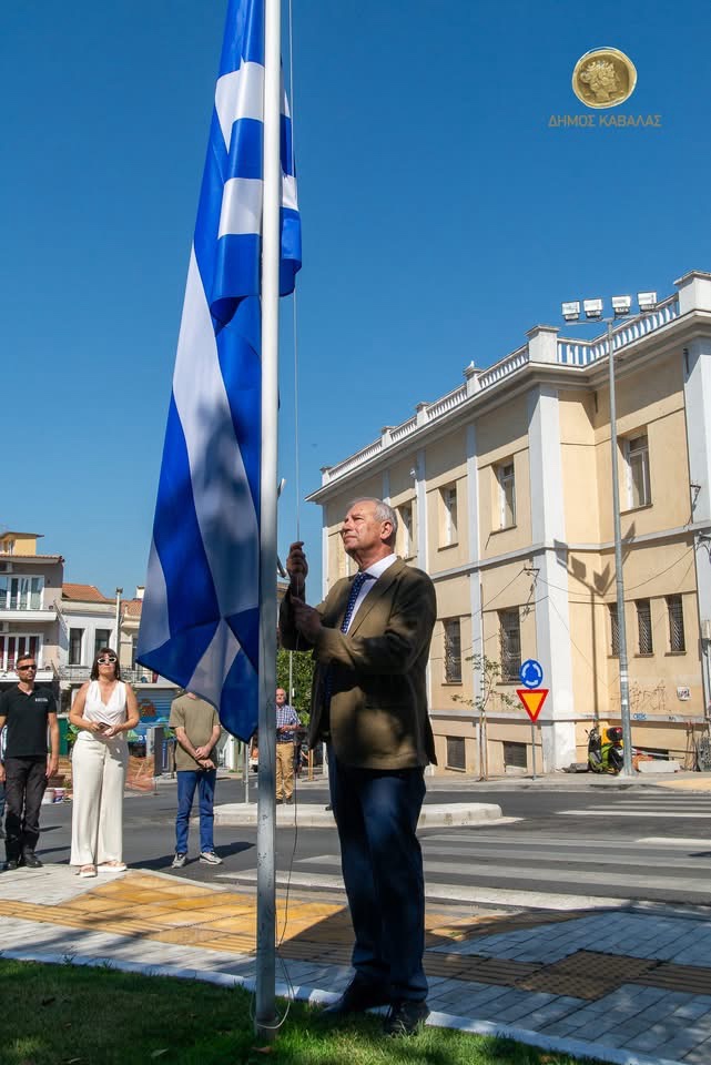 Έπαρση σημαίας, επιμνημόσυνη δέηση και κατάθεση στεφάνων εις ανάμνηση υψώσεως της σημαίας από τον πλωτάρχη, Αντώνιο Κριεζή