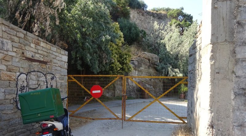 Διαμαρτυρία του Εξωραϊστικού Πολιτιστικού Συλλόγου Παναγίας ΤΟ ΚΑΣΤΡΟ για τον αποκλεισμό της ελεύθερης πρόσβασης στην παραλία κάτω από τον φάρο, πίσω από τον προσήνεμο μόλο