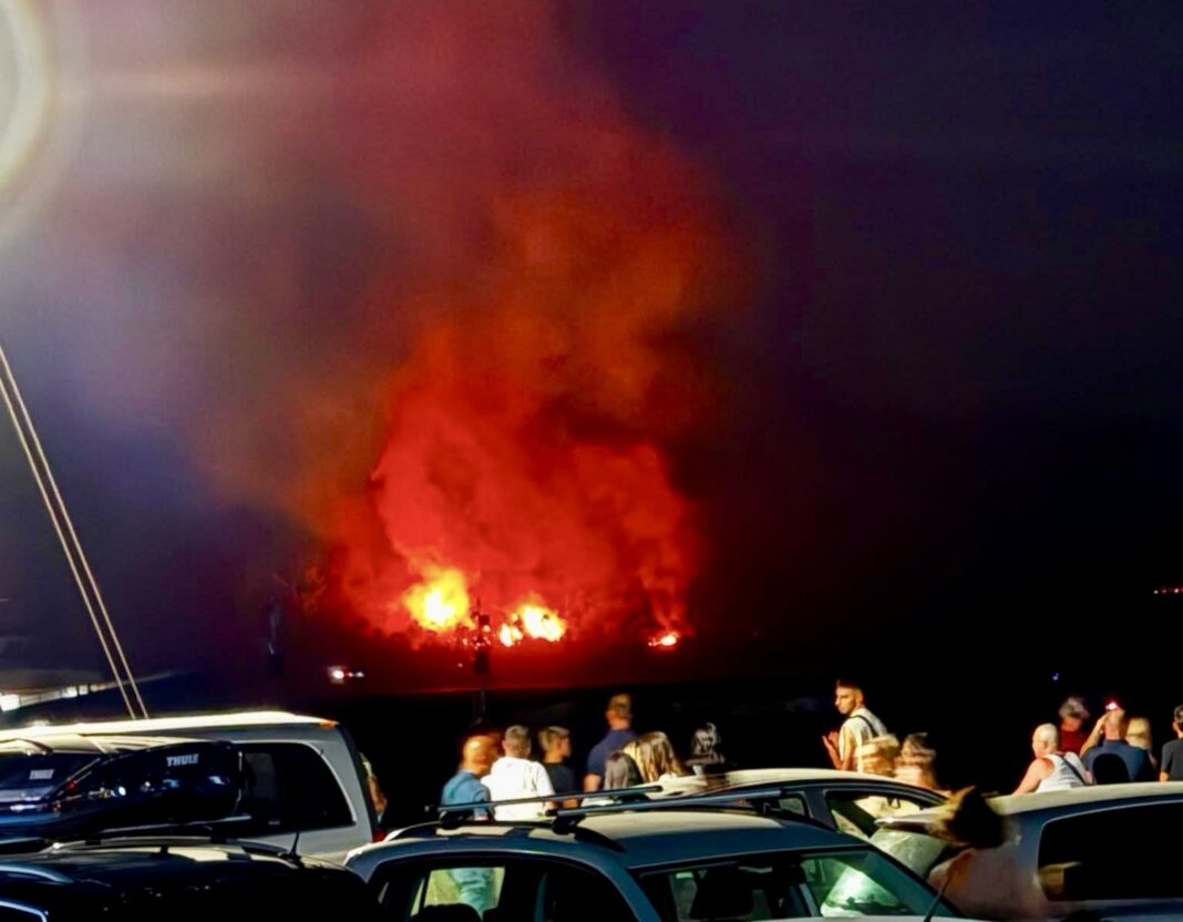 Φωτιά πάνω από την παραλία Γλυκάδι στη Θάσο – Κάλεσμα κινητοποίησης από τον δήμαρχο