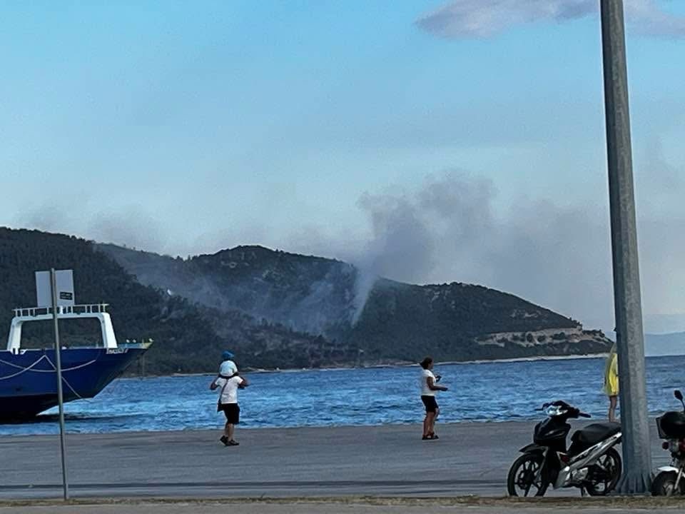 Βελτιωμένη η εικόνα της πυρκαγιάς – Ενισχύσεις από Καβάλα και Κεραμωτή, συνεχείς ρίψεις από αέρος
