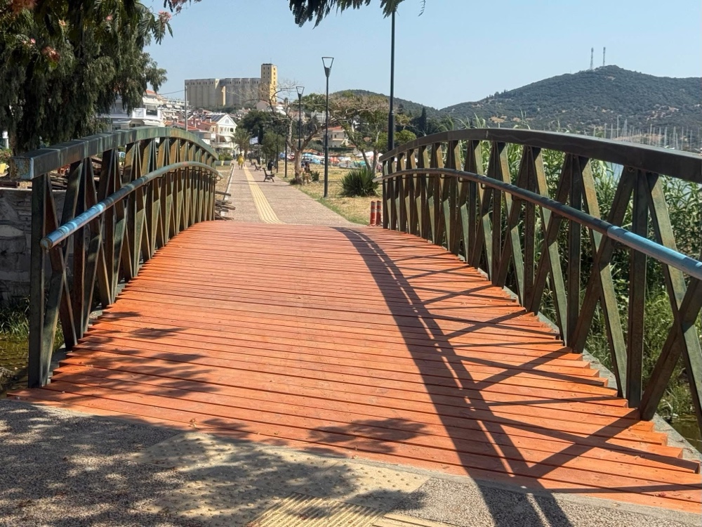 Ολοκληρώθηκε η αντικατάσταση του ξύλινου δαπέδου στην πεζογέφυρα της Νέας Περάμου