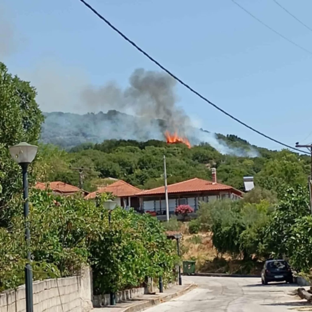 Φωτιά στο Χρυσόκαστρο Παγγαίου – Εναέρια και ισχυρή επίγεια δύναμη στη μάχη με τις φλόγες