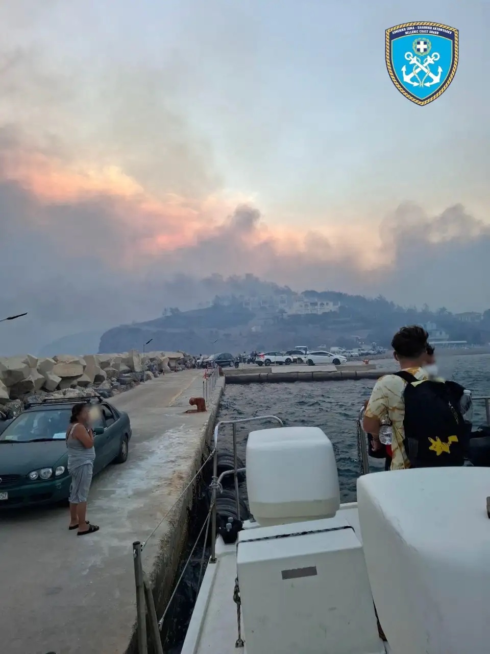 Φωτιά στην Χίο: Έως την θάλασσα έφτασαν οι φλόγες – Πάνω από 50 απεγκλωβισμοί από το λιμενικό