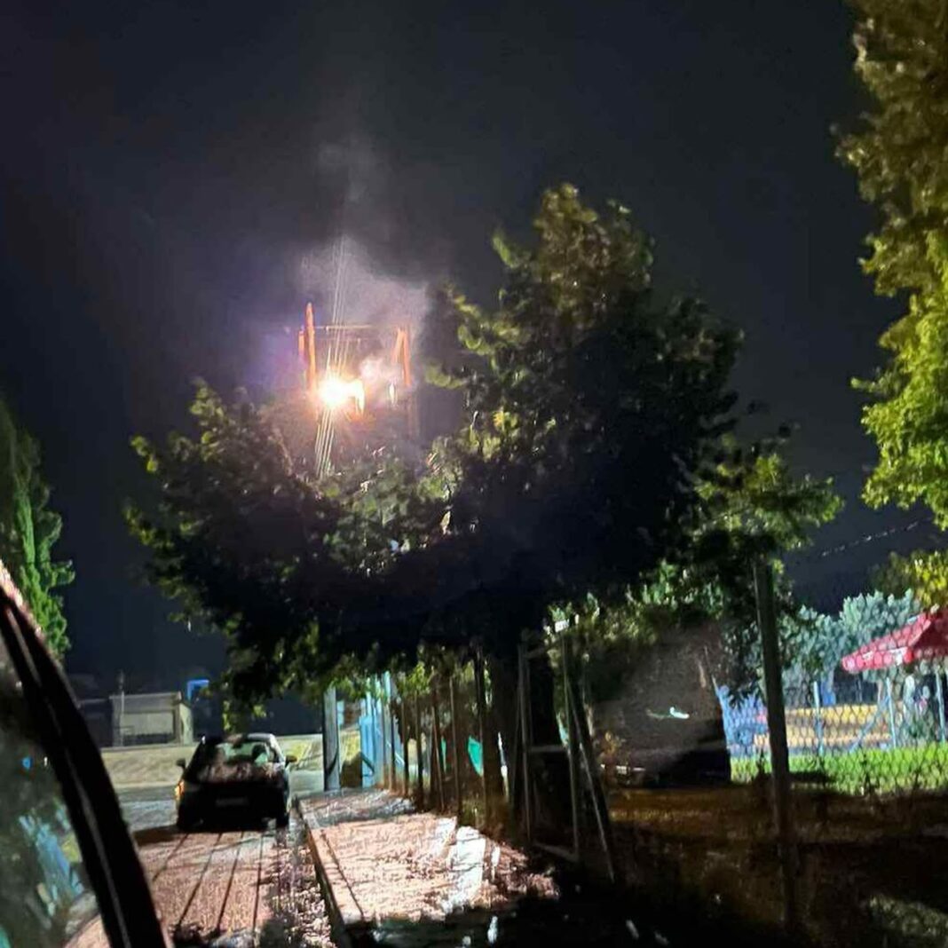 Φωτιά σε κολώνα προκλήθηκε στη Νέα Καρβαλη