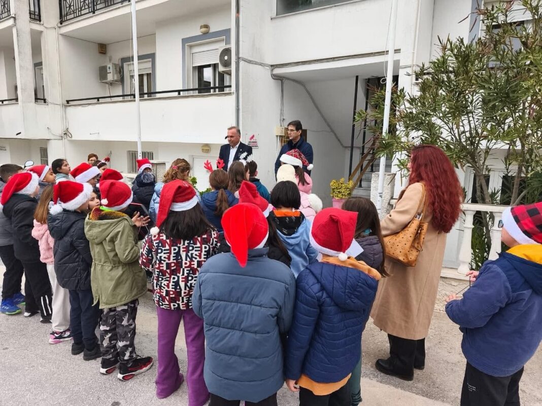 Μαθητές του 1ου Δημοτικού Σχολείου Θάσου έψαλαν τα κάλαντα στον δήμαρχο Θάσου και πρόσφεραν βοήθεια σε συνδημότες
