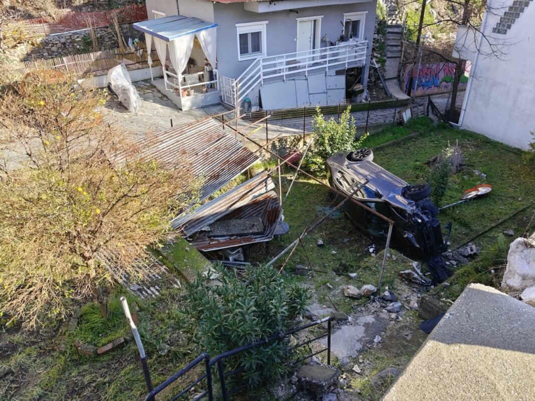 Αυτοκίνητο έπεσε από ύψος έξι μέτρων στην οδό Αστεριάδου στην Καβάλα
