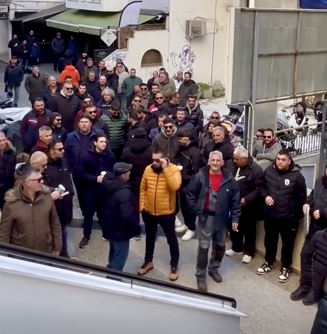 Αγρότες σε κινητοποίηση έξω από το γραφείο του ΕΛΓΑ στην Καβάλα για τις καθυστερήσεις στις αποζημιώσεις
