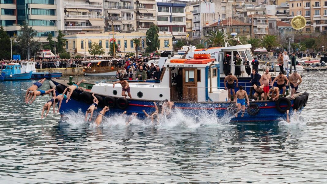 Σε κλίμα κατάνυξης τελέστηκε ο καθαγιασμός των υδάτων στο λιμάνι της Καβάλας “Απόστολος Παύλος”