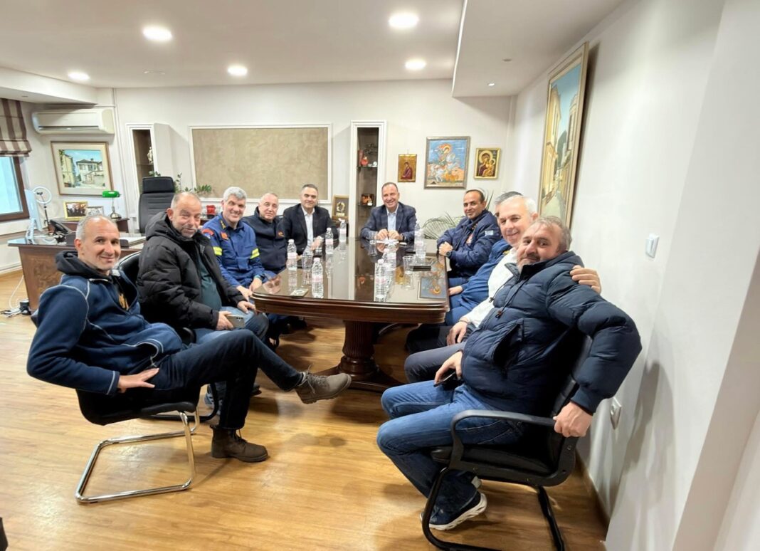 Επίσκεψη κλιμακίου της Πυροσβεστικής στον δήμαρχο Παγγαίου – Στο επίκεντρο η εγκατάσταση της 21 ΕΜΟΔΕ στο Κοκκινόχωμα